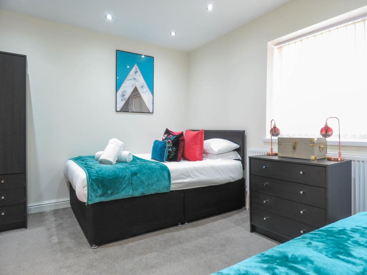 Tudors Esuites Four Bedroom House Birmingham Exterior foto